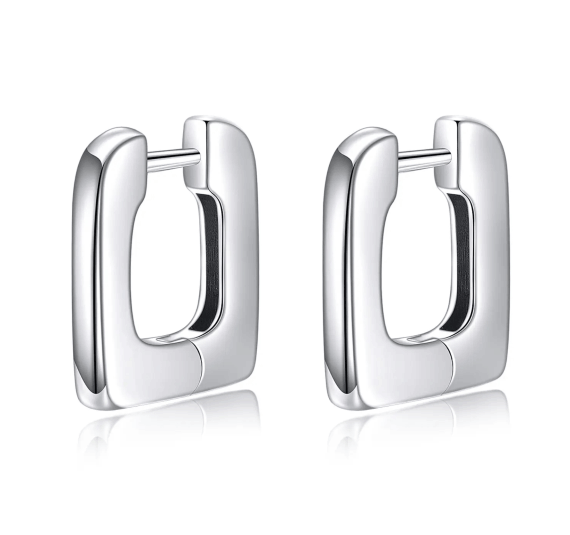 Brinco feito em prata quadrado.