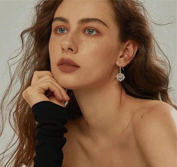 Bela modelo com brinco Delitta Jóias